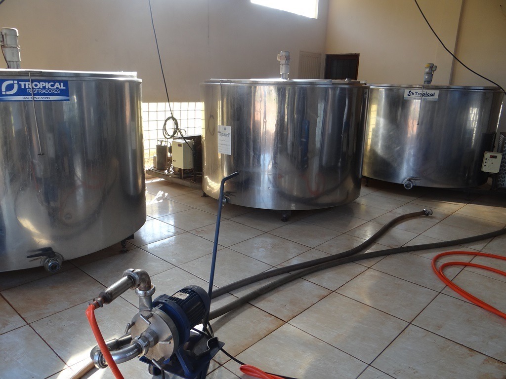 Empresa amambaiense coleta leite de produtores em Amambai, Paranhos e Sapucaia Resfriadores garantem a qualidade do leite / Foto: Moreira Produções