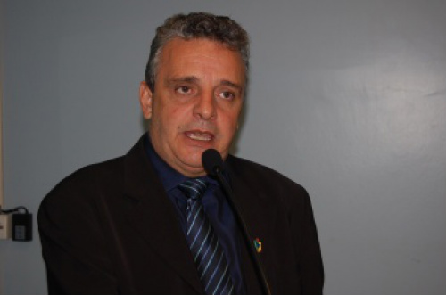 Protético volta a presidir Câmara Municipal de Amambai Vereador Roberto Protético assumi a presidência da Câmara de Vereadores de Amambai a partir deste domingo. Foto: Moreira Produções.