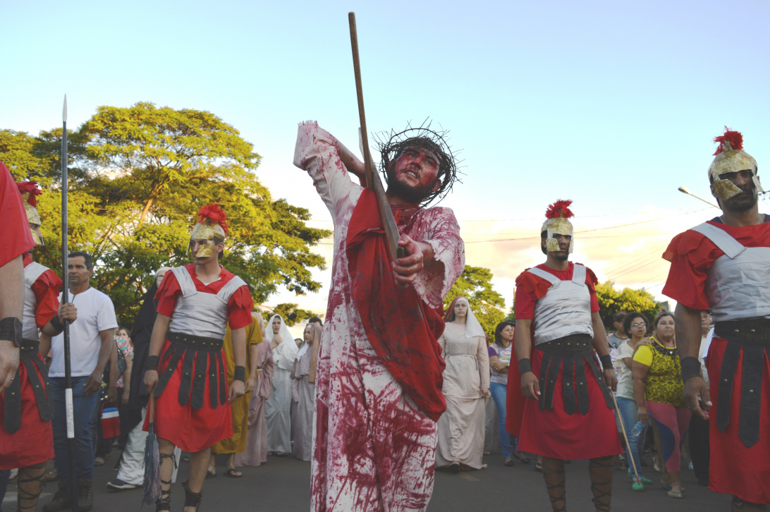 Relembre a celebração da Via Crucis em Amambai no ano de 2017 A Via Sacara percorreu cerca de quatro quilômetros / Foto: Moreira Produções