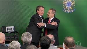 Constituição prevê que ensino básico é prioridade de estados e municípios Constituição prevê que ensino básico é prioridade de estados e municípios