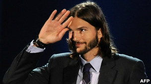 Ator americano Asthon Kutcher foi a primeira celebridade a ter 1 milhão de seguidores no Twitter