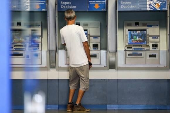 Agências da Caixa abrem mais cedo nesta segunda-feira para saques do FGTS Agências da Caixa abriram neste sábado (11) para consulta e saque dos recursos das contas inativas do FGTS
