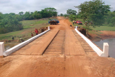 Construção e reforma de pontes de madeira beneficiam Bonito e Inocência Construção e reforma de pontes de madeira beneficiam Bonito e Inocência