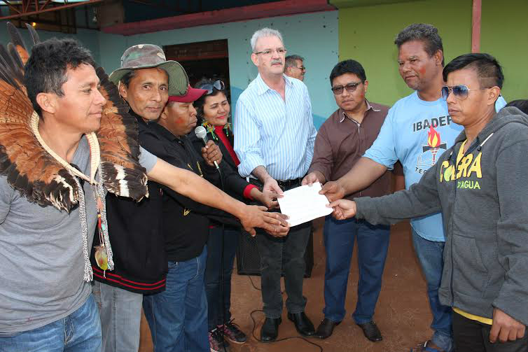 Ação de Geraldo garante água para índios e libera rodovia Geraldo Resende acompanha a chegada dos caminhões com as perfuratrizes para iniciar a construção dos poços artesianos na Reserva Indígena de Dourados / Foto: Assessoria