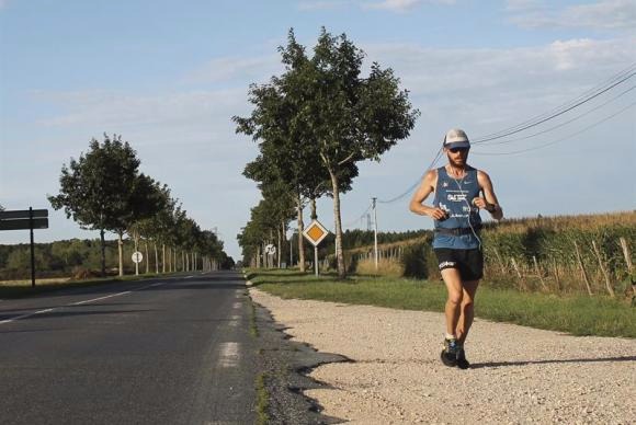 Brasileiro cruza a Europa correndo em campanha contra a obesidade Ralph Mesquita percorrerá 5,3 mil quilômetros correndoEFE/Divulgação Eurocross for a Cause