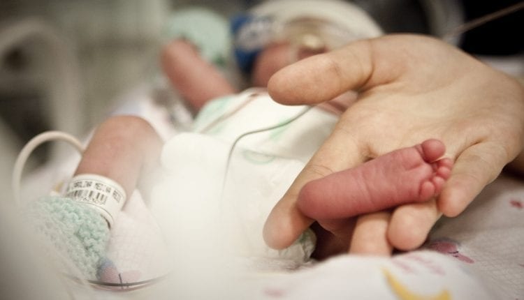Depois de 11 dias internado, bebê espancado pela mãe morre no HU de Dourados Bebê não resisistiu aos ferimentos na cabeça e na face. (Foto: Ilustrativa)