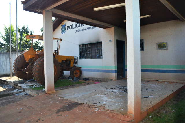 Pelotão ficou destruído por dentro. Trator chegou a colidir com a parede (Foto: Simão Nogueira)