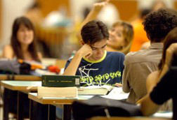 O País tem projetos que facilitam o acesso de alunos e professores à educação superior, ajudando a melhorar a qualidade do ensino