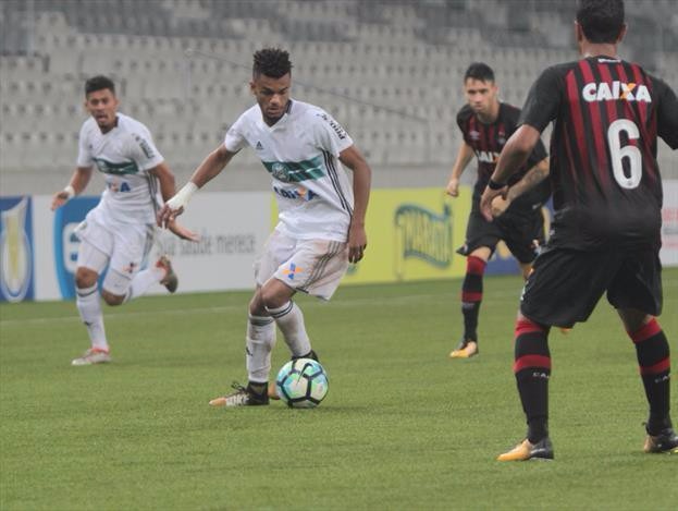 Atlético-PR vence duelo direto com o Coritiba Atlético-PR vence duelo direto com o Coritiba