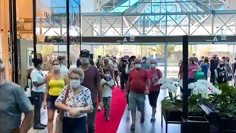 No dia da reabertura do comércio, em 13 de abril, shopping em Blumenau recebeu clientes com música - Divulgação