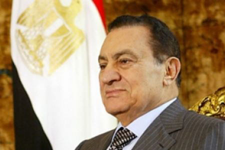 Julgamento de Mubarak será retomado hoje no Cairo