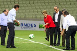 Entregue a primeira Arena da Copa do País, o Estádio Castelão, em Fortaleza A presidenta deu um pontapé simbólico na Cafusa, bola do torneio de 2013, e disse que se inicia agora a fase decisiva de preparação