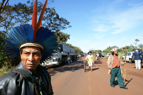 Indígenas de Dourados prometem vingar morte de liderança indígena ocorrida em Sidrolândia (Foto : Hédio Fazan/O Progresso)