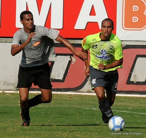 Com Deivid e David, Flamengo treina contra o Sendas Com Deivid e David, Flamengo treina contra o Sendas