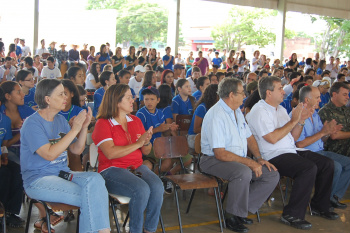 Presidente do Simted, Olga Tobias, na abertura da Feira Cientifica Cultural da EE Felipe de BrumFoto: Moreira Produções