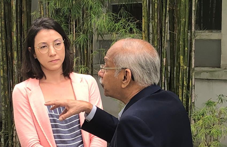 Repórter Mariana Tokarnia entrevista o professor da Escola de Políticas Públicas da Universidade de Singapura (NUS) Saravanan Gopinathan. - Divulgação Semesp