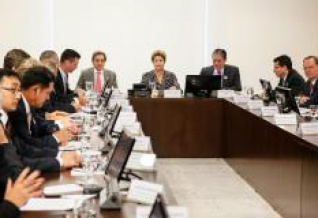 Dilma pede urgente negociação com Argentina para destravar exportações Presidenta Dilma Rousseff recebe o presidente da Anfavea, Luiz Moan Yabiku Junior, e dirigentes das Empresas Associadas, no Palácio do Planalto (Roberto Stuckert Filho/Presidência da República)