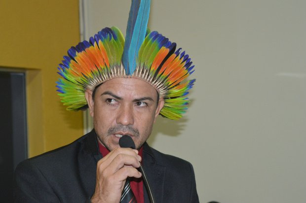 Vereador Ismael cobra reforma de ponte na aldeia Amambai Vereador de Amambai, Ismael Kaiowá (PMDB) / Foto: Moreira Produções