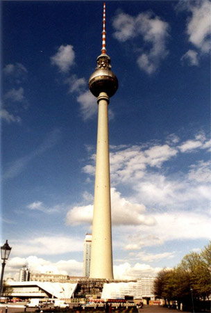 Berliner Fernsehturm. Com 368 metros de altura, ela foi inaugurada em 1969 em Berlim, na Alemanha. É a torre mais antiga desta lista.