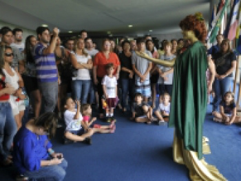 Atores interpretam personagens da história em visitas guiadas ao Senado