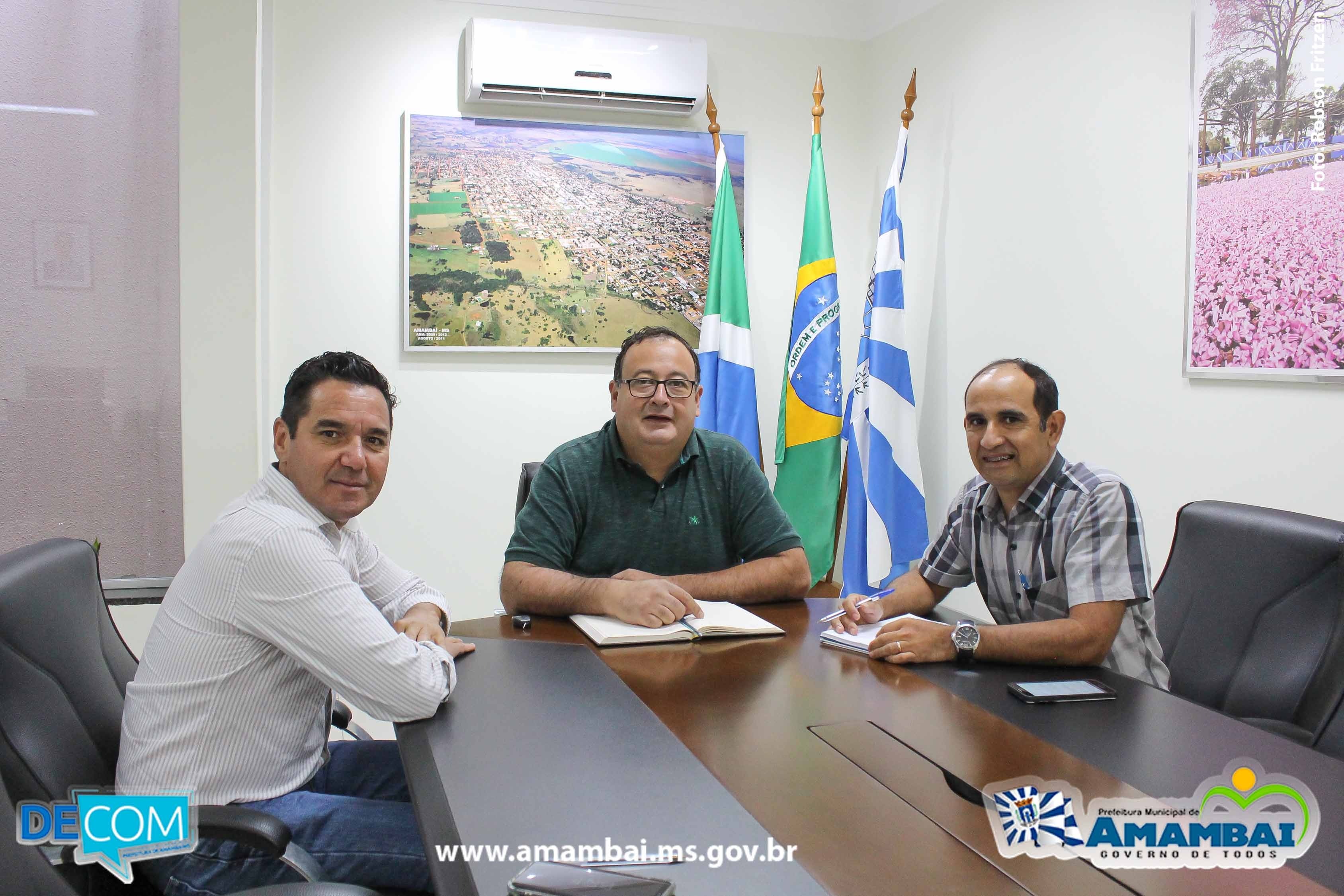 E/D- Presidente municipal do DEM, José Aparecido Aguiar; prefeito Dr. Bandeira e o novo secretário, Vilmar Cubas. 