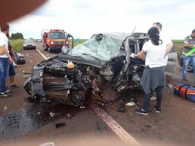 Um dos carros envolvidos no acidente desta tarde com a parte da frente destruída (Foto: Capitan Bado)