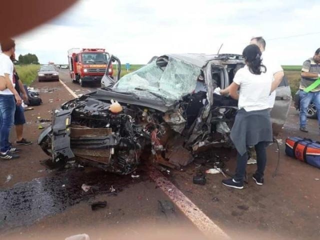 Homem morre em colisão entre três veículos na rodovia BR-463 Um dos carros envolvidos no acidente desta tarde com a parte da frente destruída (Foto: Capitan Bado)
