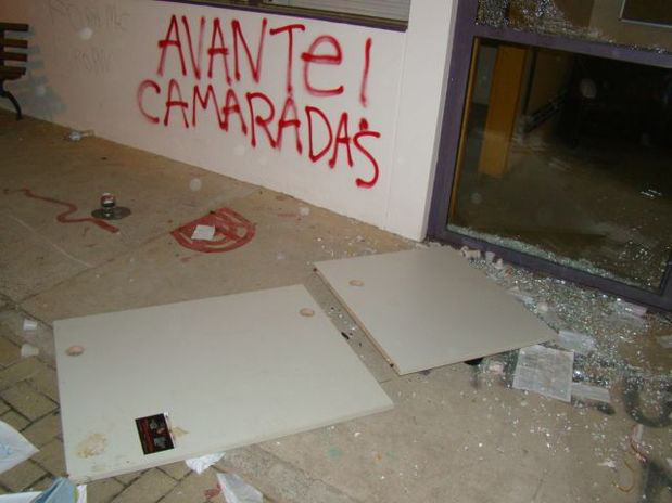 Universitários fazem ato em solidariedade a alunos da Unifesp Universitários fazem ato em solidariedade a alunos da Unifesp