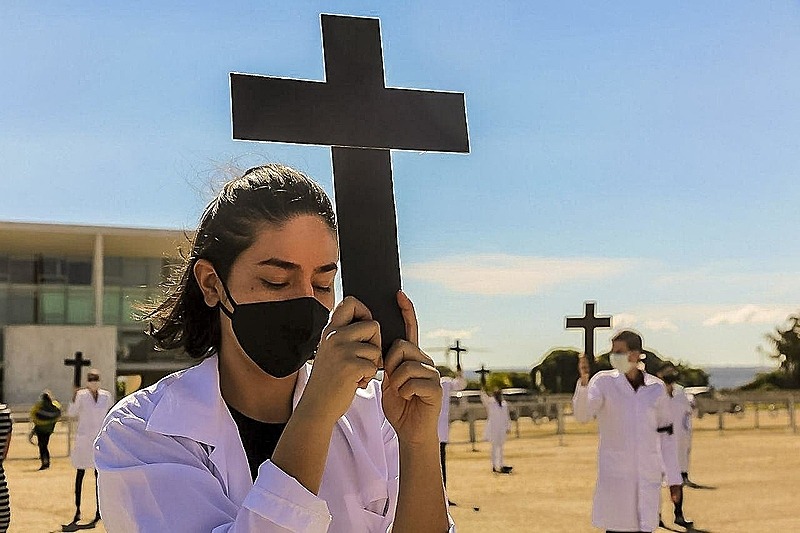 No Dia da Enfermagem, profissionais relatam rotinas exaustivas e baixos salários Brasil responde por um terço das mortes de profissionais da enfermagem em todo o mundo. - Scarlett Rocha/Esquerda Online
