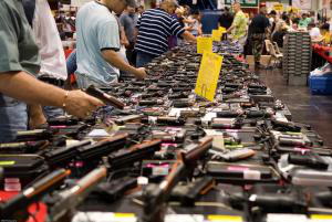 Número de armas entregues na Campanha do Desarmamento deste ano aumenta 14% Ministério da Justiça constatou um aumento de 14% na entrega voluntária de armas em relação à semana anterior, quando foram recolhidas 445 armas. (M Glasgow / Creative Commons)