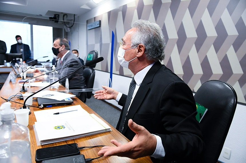 Renan pede prisão de Wajngarten por mentir; Omar nega O relator da CPI da Pandemia, Renan Calheiros, durante a audiência desta quarta-feira; ao fundo, o presidente da CPI, Omar Aziz/ Foto: Jefferson Rudy/Agência Senado›