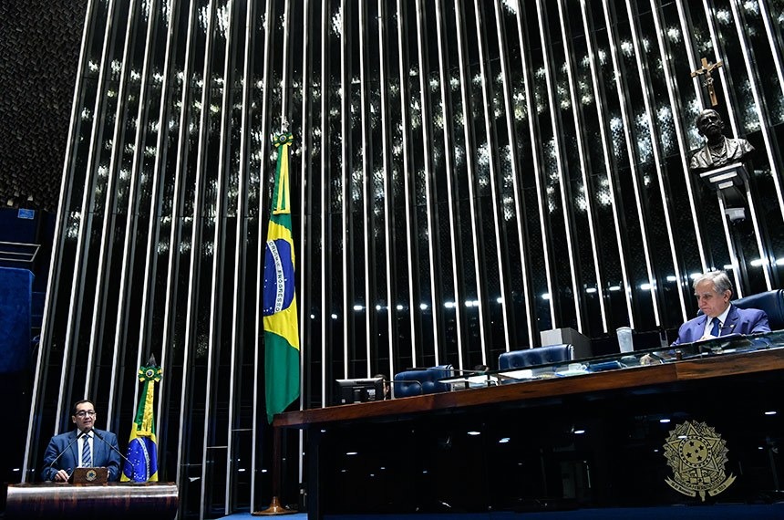 Kajuru fala na tribuna do Plenário, em sessão presidida por Izalci Lucas / Foto: Divulgação