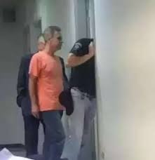 O ex-delegado Eder chega para audiência do processo sobre sumiço de cocaína de delegacia. (Foto: Arquivo/Campo Grande News)