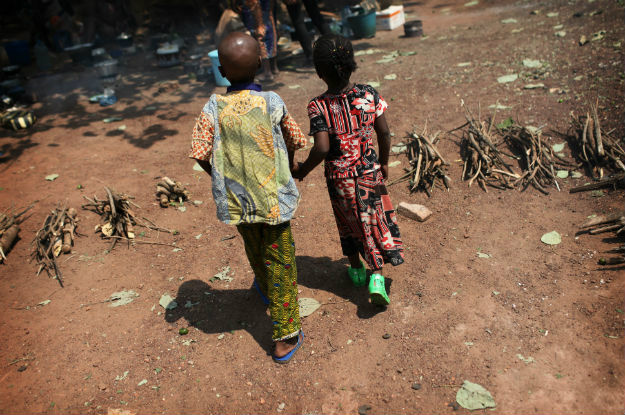 ONU afirma que 50% da população passa fome na República Centro-Africana Crianças caminham em um centro para deslocados em Bangui, capital da República Centro-Africana. Foto: Unicef/UN01079/Terdjman