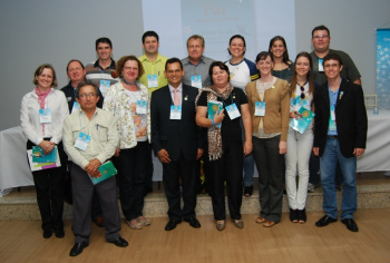 O grupo de rotarianos e rotaractianos durante o treinamento, acompanhados pelo governador eleito, Shiko.