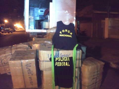 Foto da carga de roupas contrabandeadas aprendidas ontem no Posto Fiscal Pacury, na saída de Ponta Porã.