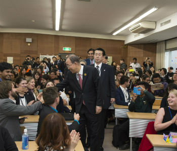 ONU celebra o primeiro Dia Mundial das Habilidades dos Jovens Ban Ki-moon em encontro com jovens na Universidade Tohoku, Japão. Foto: ONU/Eskinder Debebe