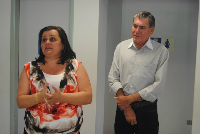 Macedônio Meira é homenageado em Amambai pelo INSS de MS A gestora da agência de Amambai, Aparecida Pereira Lopes, e o assessor da gerência júnior do INSS de Campo Grande, Carlos Oliveira Júnior.