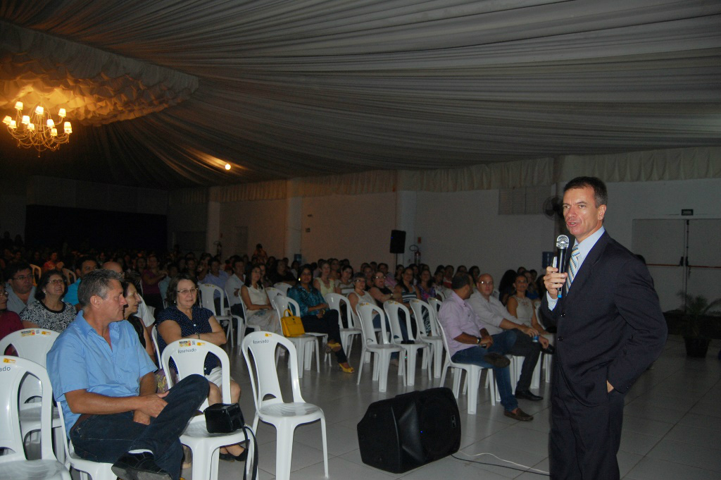 Palestra que ocorreu na noite de Quinta-feira (12) com o objetivo de melhorar a autoestima dos professores das redes municipais e estaduais de educação. Foto: Moreira Produções