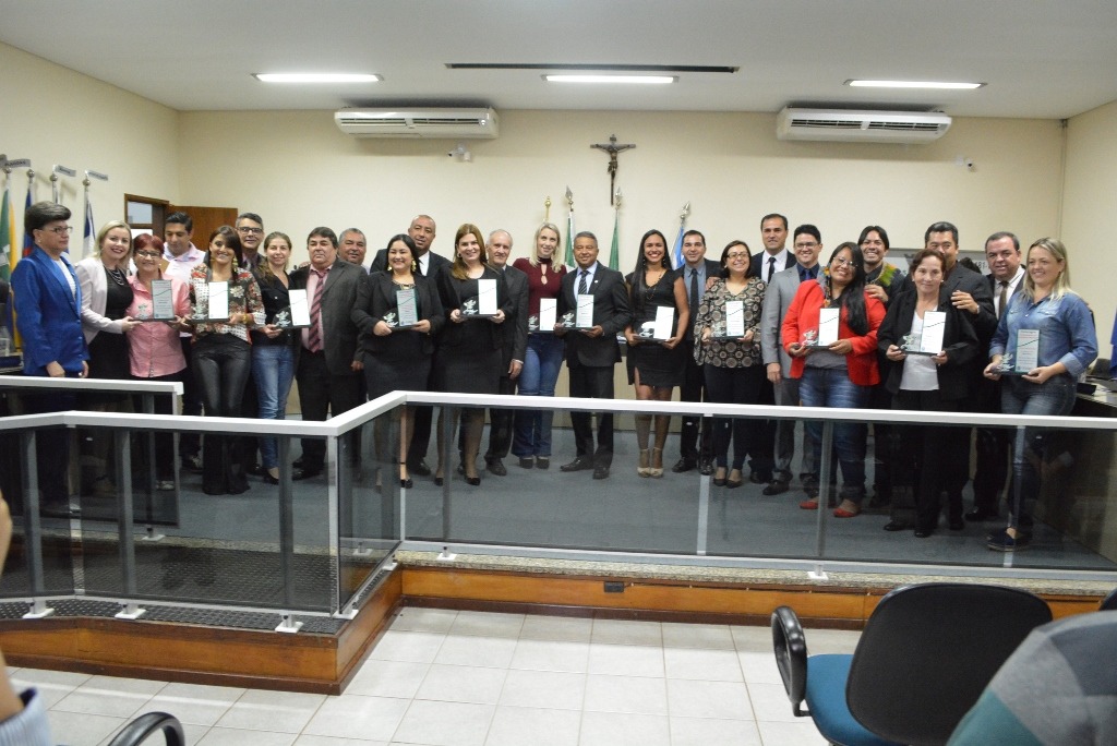 Enfermeiros e técnicos de enfermagem são homenageados pela Câmara de Amambai 13 profissionais foram homenageados / Foto: Assessoria