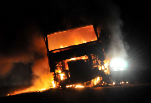 Carreta pega fogo após choque em rodovia