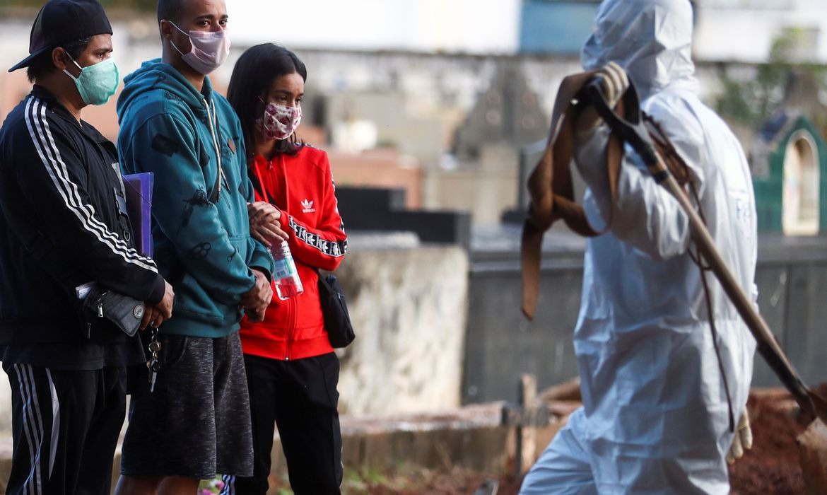 Brasil registra 751 mortes em 24h, novo recorde diário, e chega a quase 10 mil Agentes de saúde transferem paciente do novo coronavírus em ambulância (Foto: REUTERS/Bruno Kelly)