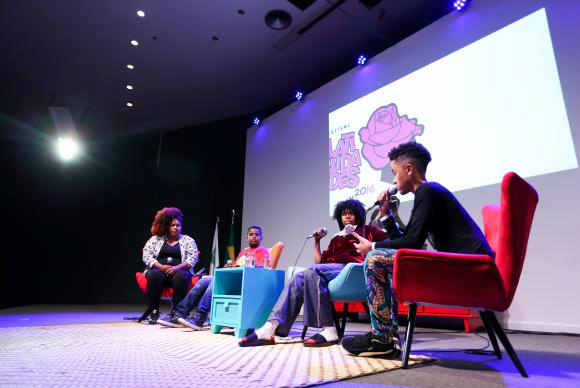 Brasília - A mediadora Renata Morais, o estudante Gustavo Gomes, a rapper MC Soffia e o youtuber Pedro Henrique Cortês debatem no Festival Latinidades formas de valorizar a identidade negra
