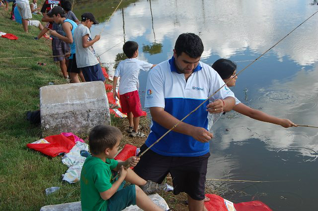 Dezenas de crianças participaram o evento; o coordenador de Cultura da Fundesc, Roberto Rachitiune, assessorou os pescadores infantis e juvenis.