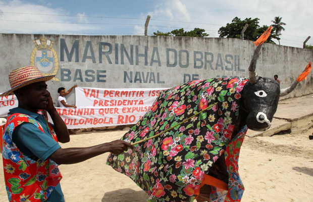 Quilombolas protestam diante de base naval onde Dilma passa férias Quilombolas protestam diante de base naval onde Dilma passa férias