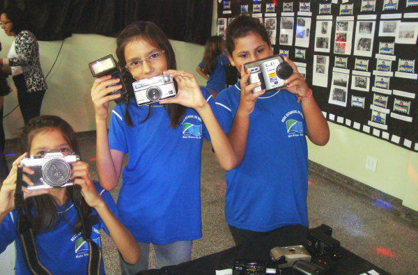 Máquinas e equipamentos fotográficos antigos foram expostos para conhecimento dos alunos.