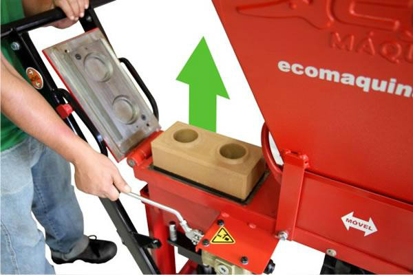 Máquina de produzir tijolos ecológicos é atração em feira do Sebrae na Rio+20 Máquina de produzir tijolos ecológicos é atração em feira do Sebrae na Rio+20