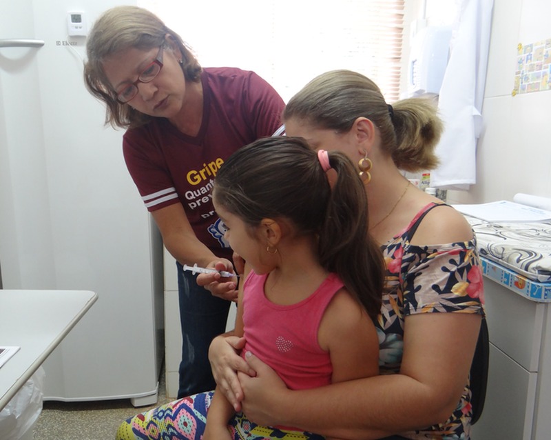 Kariny levou a filha de três anos para tomar a dose da vacina / Foto: Moreira Produções