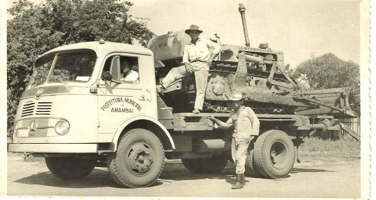 Foto tirada no ano de 1964, esse era o caminhão da Prefeitura Municipal; o homem dentro do caminhão é o avô de Pietra, David, o primeiro motorista desse caminhão.