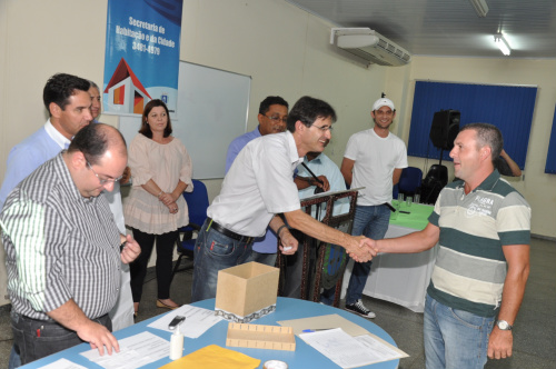 Prefeitura de Amambai faz entrega de terrenos para população Entrega dos terrenos foi realizado por sorteio.